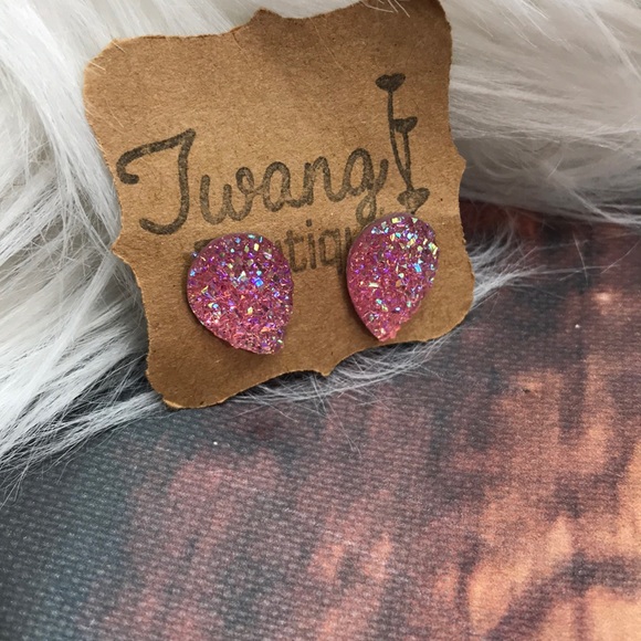 << Pink Iridescent Faux Druzy Earrings >> - Picture 2 of 4